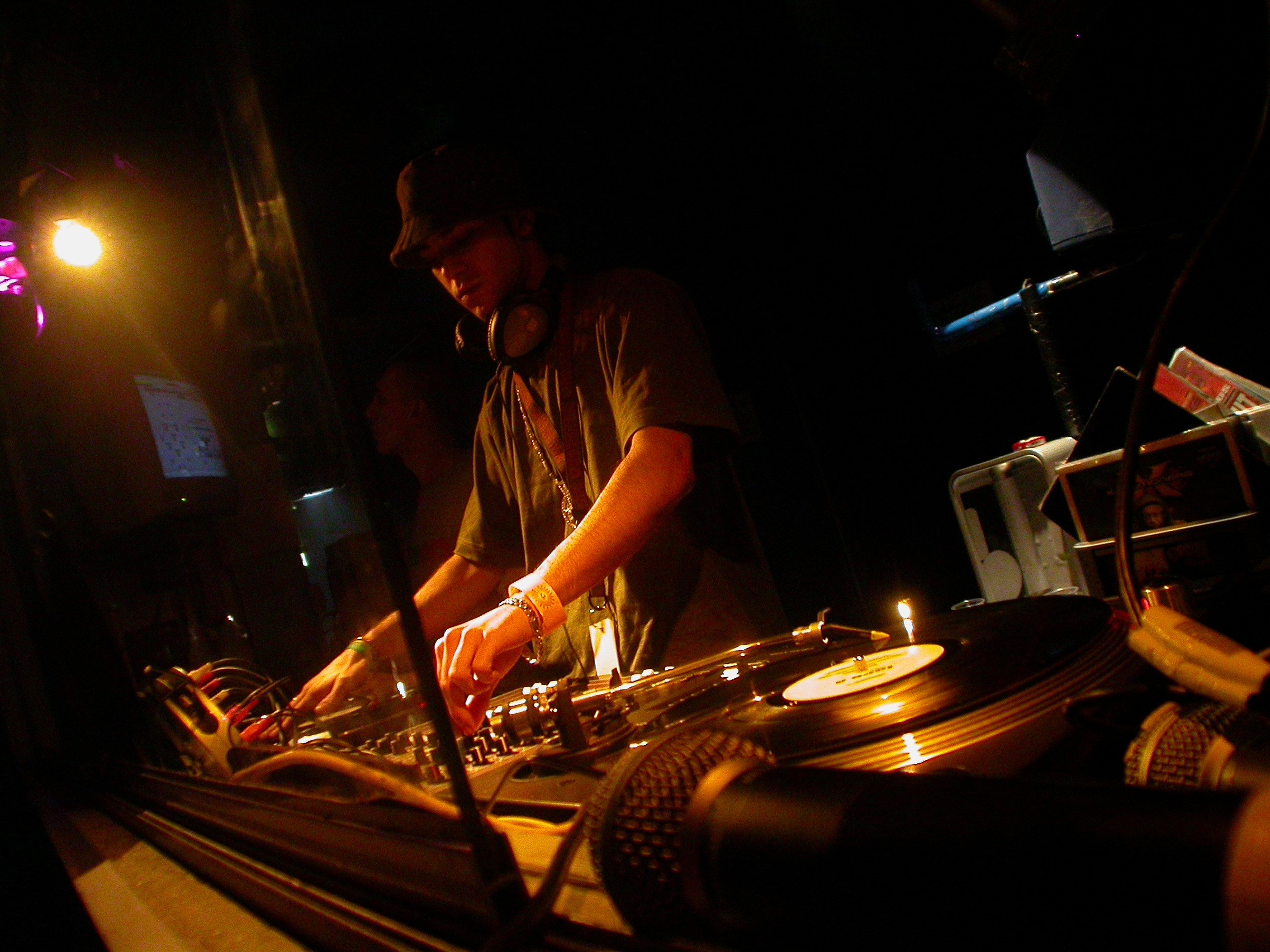 Photo de Kesh aux platines du club Parisien le Rex Club.