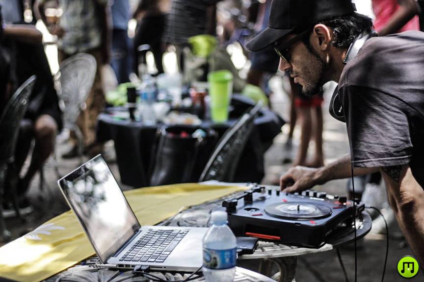 Kesh aux platines sur la place centrale de la ville de Colon à Cuba lors du Festival Potaje Urbano.